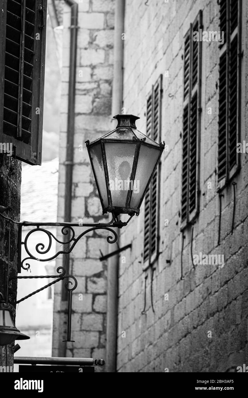 Schwarz-Weiß-Bild olf alte schmiedeeiserne Laterne Straßenbeleuchtung, Kotor Altstadt, UNESCO-Weltkulturerbe Montenegro, Europa Stockfoto