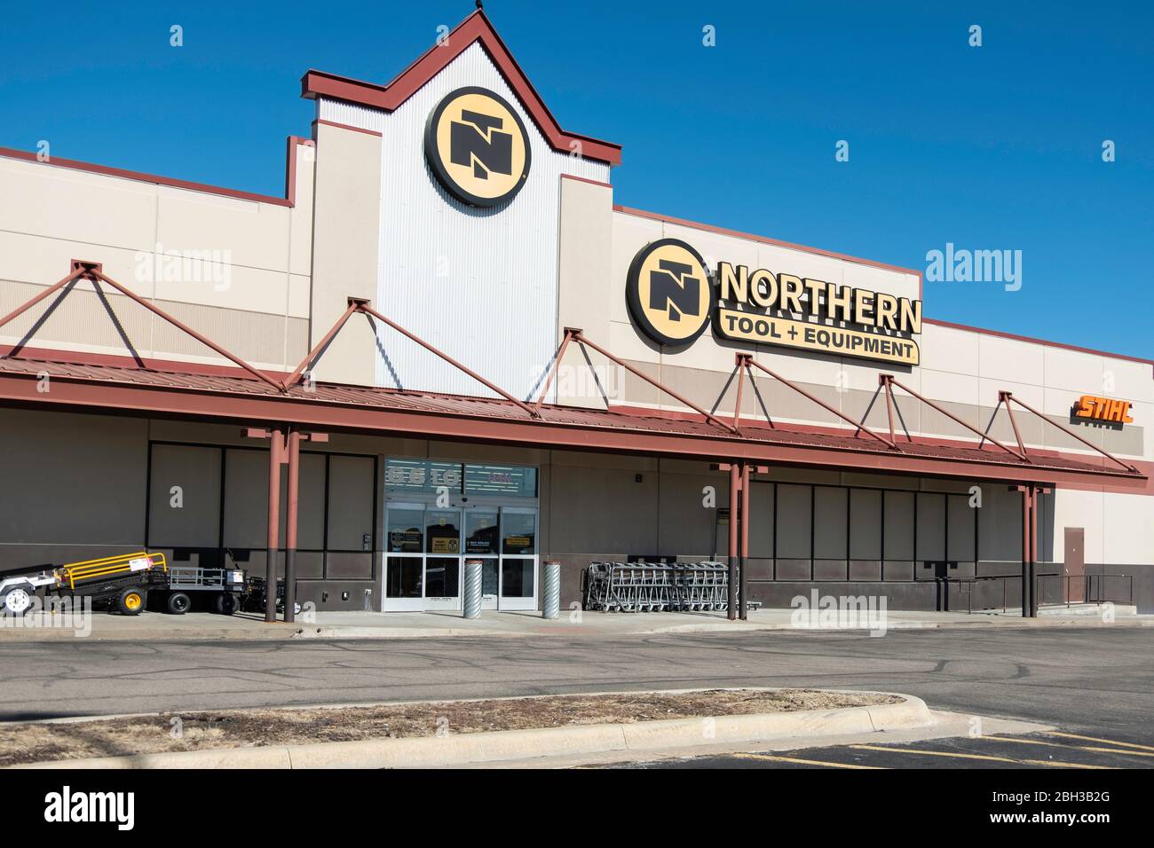 Außenansicht und Eingang des Northern Tool & Equipment Stores in Wichita, Kansas, USA. Stockfoto