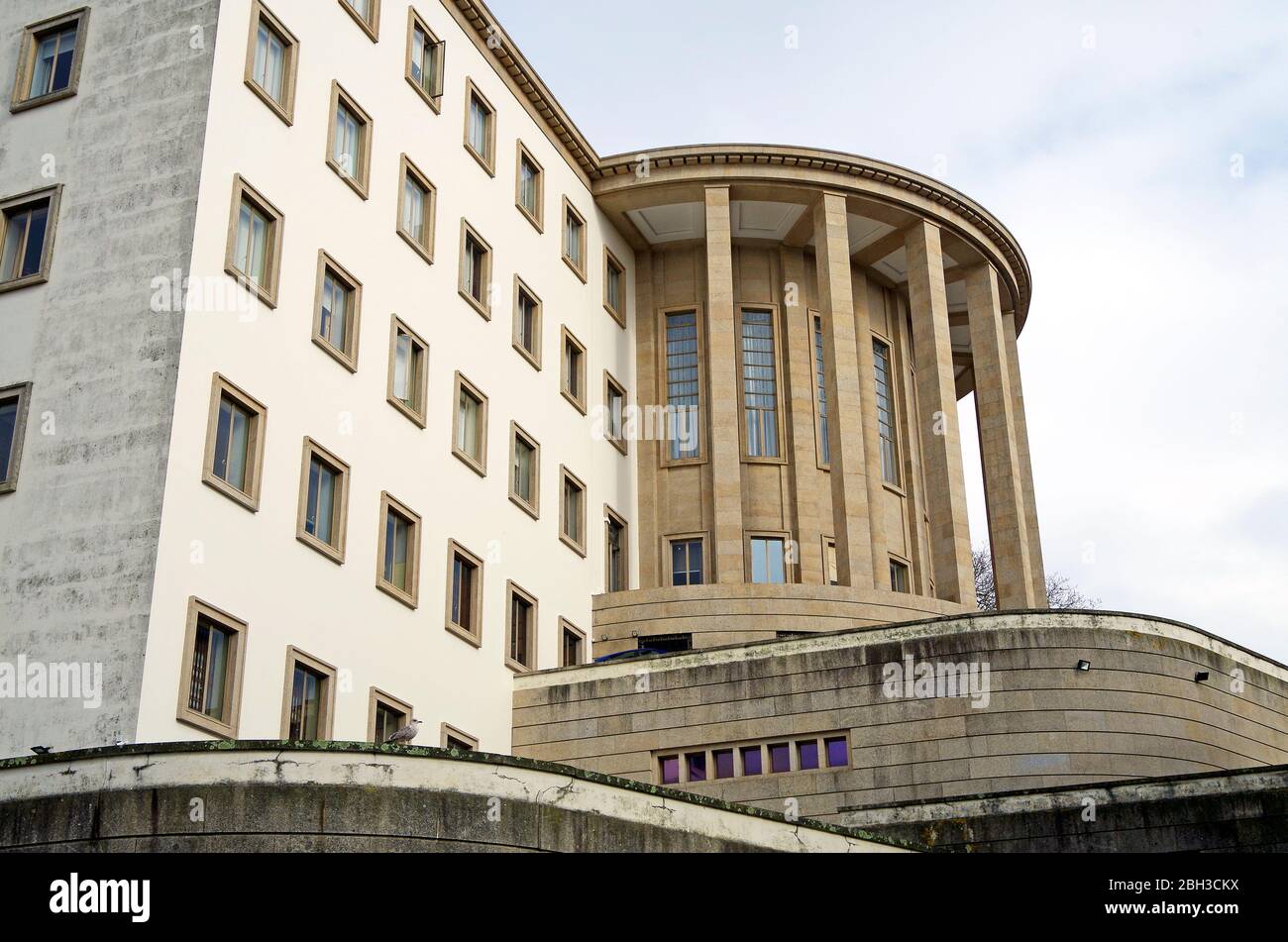 Der Palácio da Justiça, Porto, Portugal, wurde 1961 im strengen klassizistischen Stil eröffnet, der vom faschistischen Regime, dem Architekten Raúl Rodrigues Lima, Stockfoto
