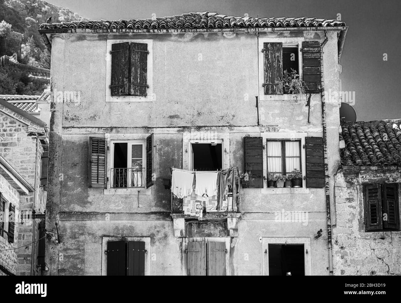 Schwarz-Weiß-Bild von alten Haus mit Waschmaschine hängen vom Balkon, Kotor Altstadt, UNESCO-Weltkulturerbe, Montenegro, Europa Stockfoto