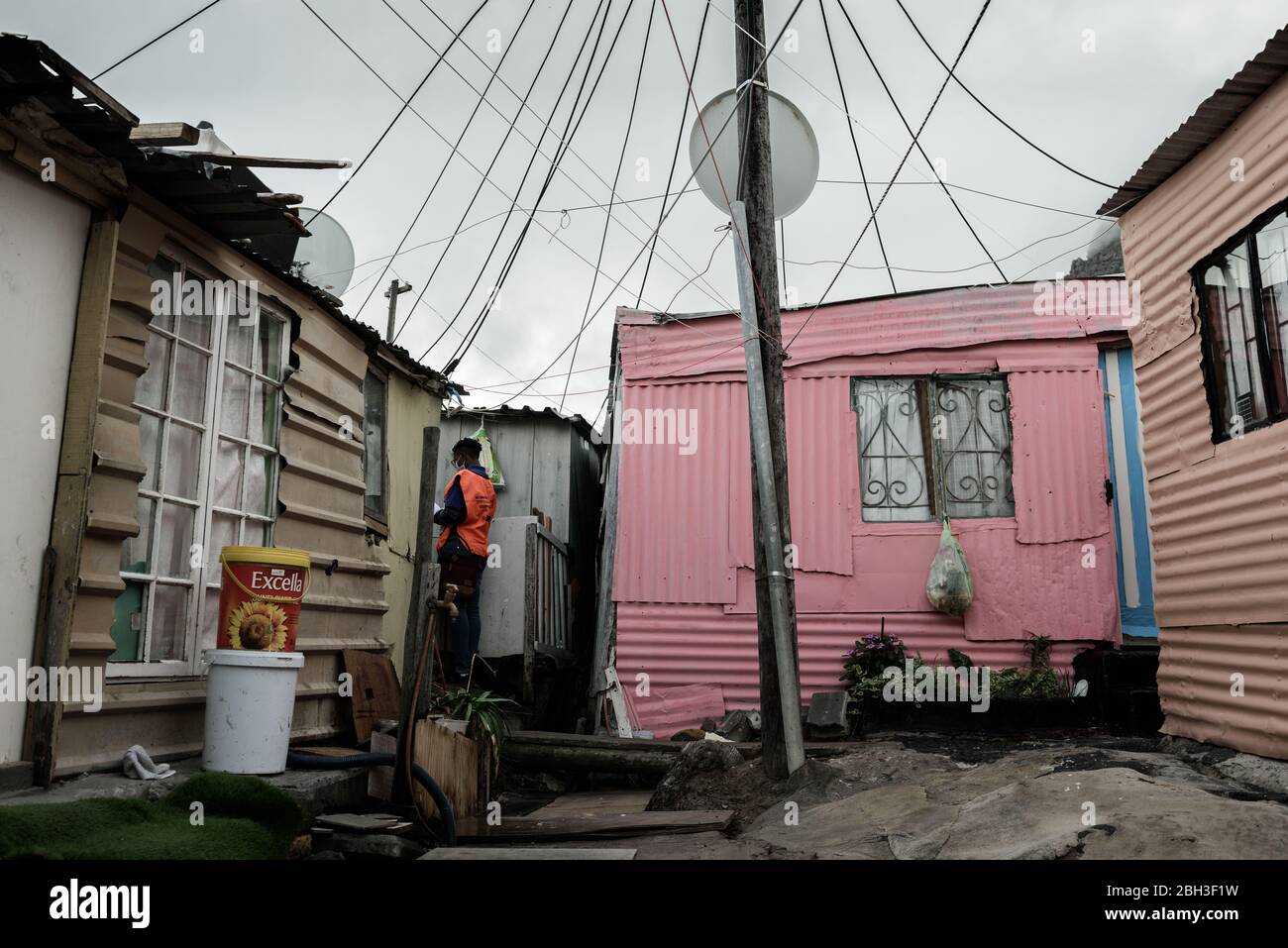 Südafrikanische Gesundheitshelfer in der dicht besiedelten informellen Siedlung Hout Bay in Imizamo Yethu bei Kapstadt, die nach Coronavirus screenen Stockfoto