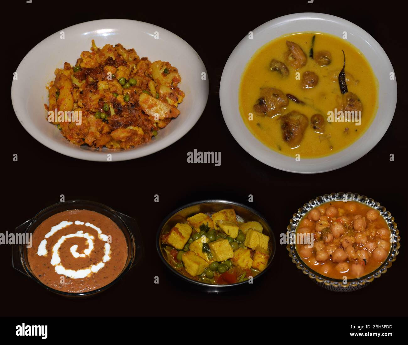 Indische vegetarische Gerichte Lebensmittel oder Gegenstände wie Daal Makhani, Gobhi Subji, Mutter Paneer, Chole, Kadhi. Berühmte Punjabi Nordindische Küche. Stockfoto