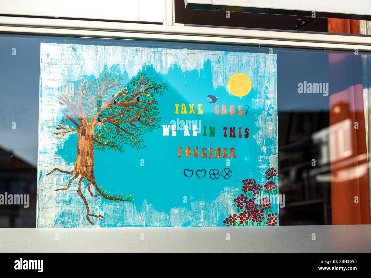 Plakat, das während der Blockade des Coronavirus (Covid-19) im Fenster eines Hauses platziert wurde, fordert die Menschen auf, stark zu bleiben und die Krise gemeinsam zu überwinden Stockfoto