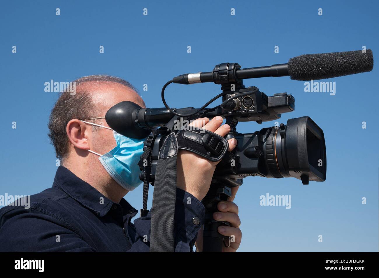 Campobasso, Molise Region, Italien: Ein italienischer Rai TV-Betreiber bei der Arbeit, der durch eine Maske geschützt ist. Stockfoto