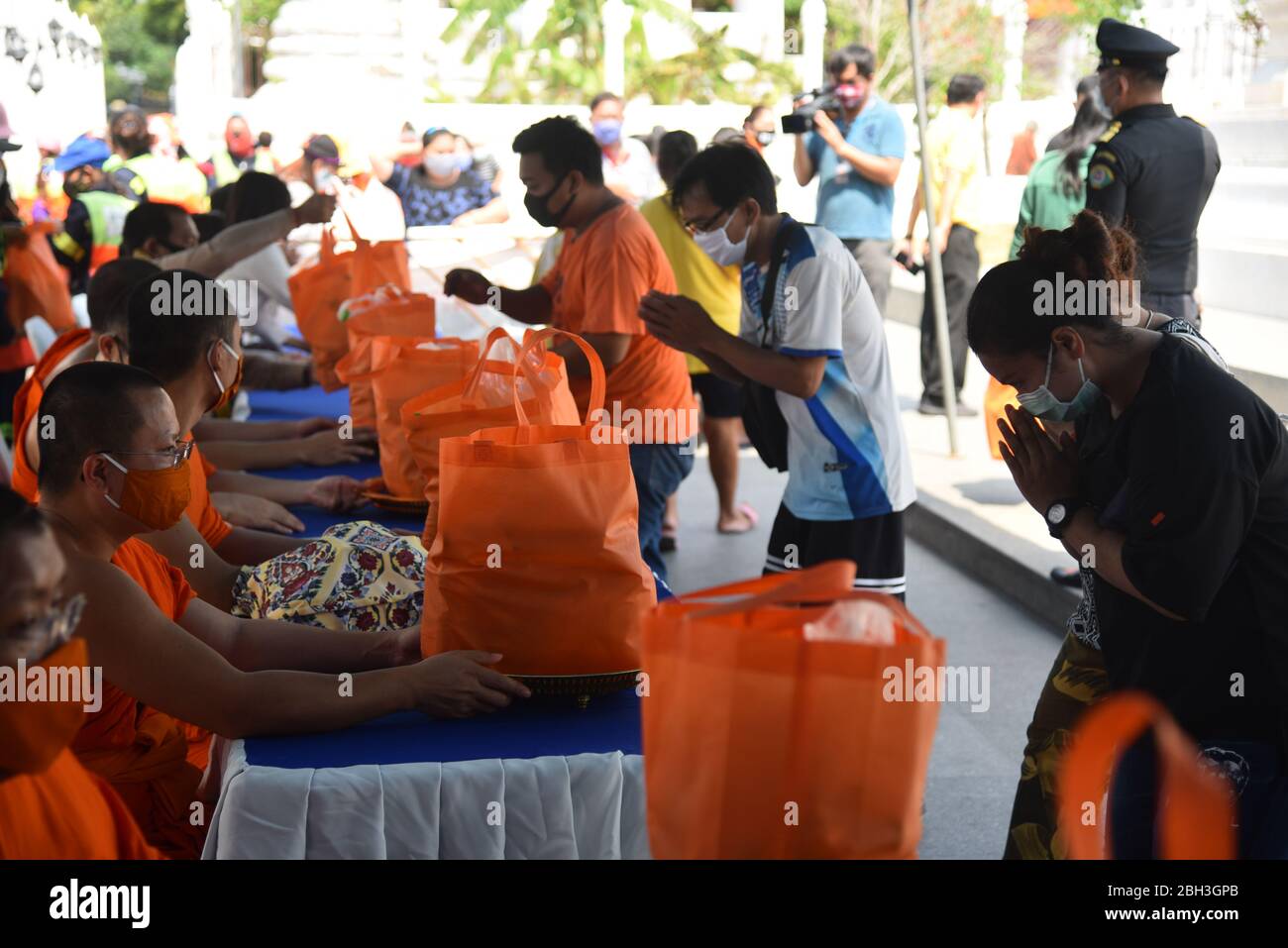 Menschen, die Gegenstände von thailändischen Mönchen während der Veranstaltung erhalten.Wat Rakhang Khositaram ein thailändisches Mönchskloster gibt der allgemeinen Öffentlichkeit und dem medizinischen Personal des Siriraj Krankenhauses. Aufgrund der Abschaltung nach dem Ausbruch von Covid-19 leben viele Menschen ohne Einkommen und sind wirtschaftlich betroffen. Stockfoto