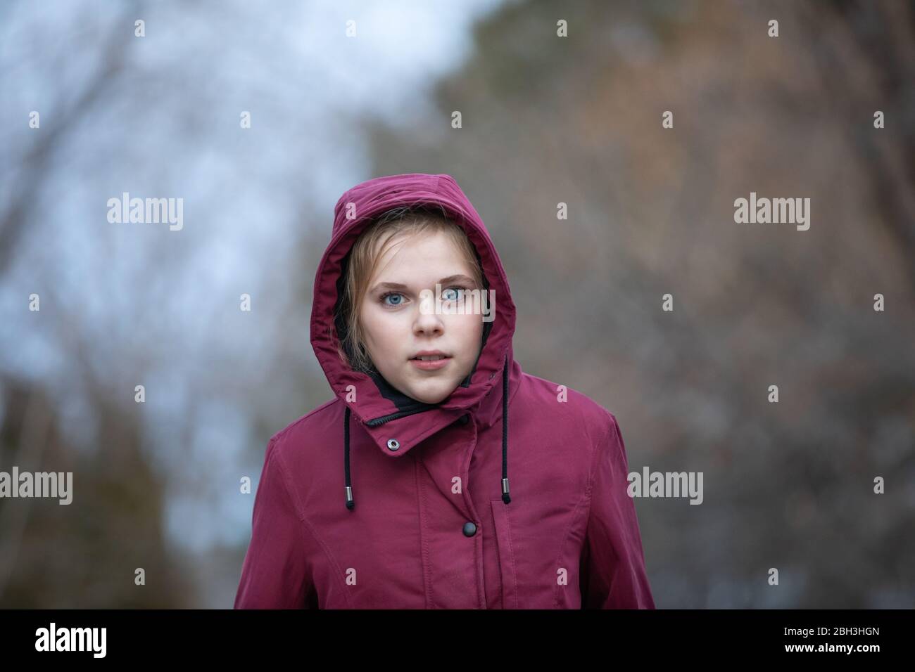 Preteen Mädchen zu Fuß an einem kalten Tag Stockfoto