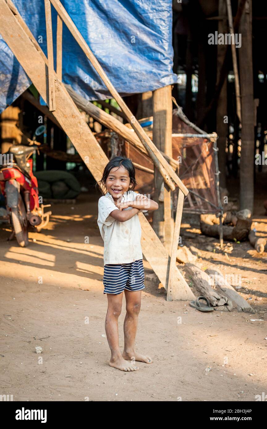 Ein kleines kambodschanisches Mädchen teilt sich einen Witz mit einem Freund im schwimmenden Dorf Kampong Phluk, nahe Tonle SAP See, Kambodscha. Stockfoto