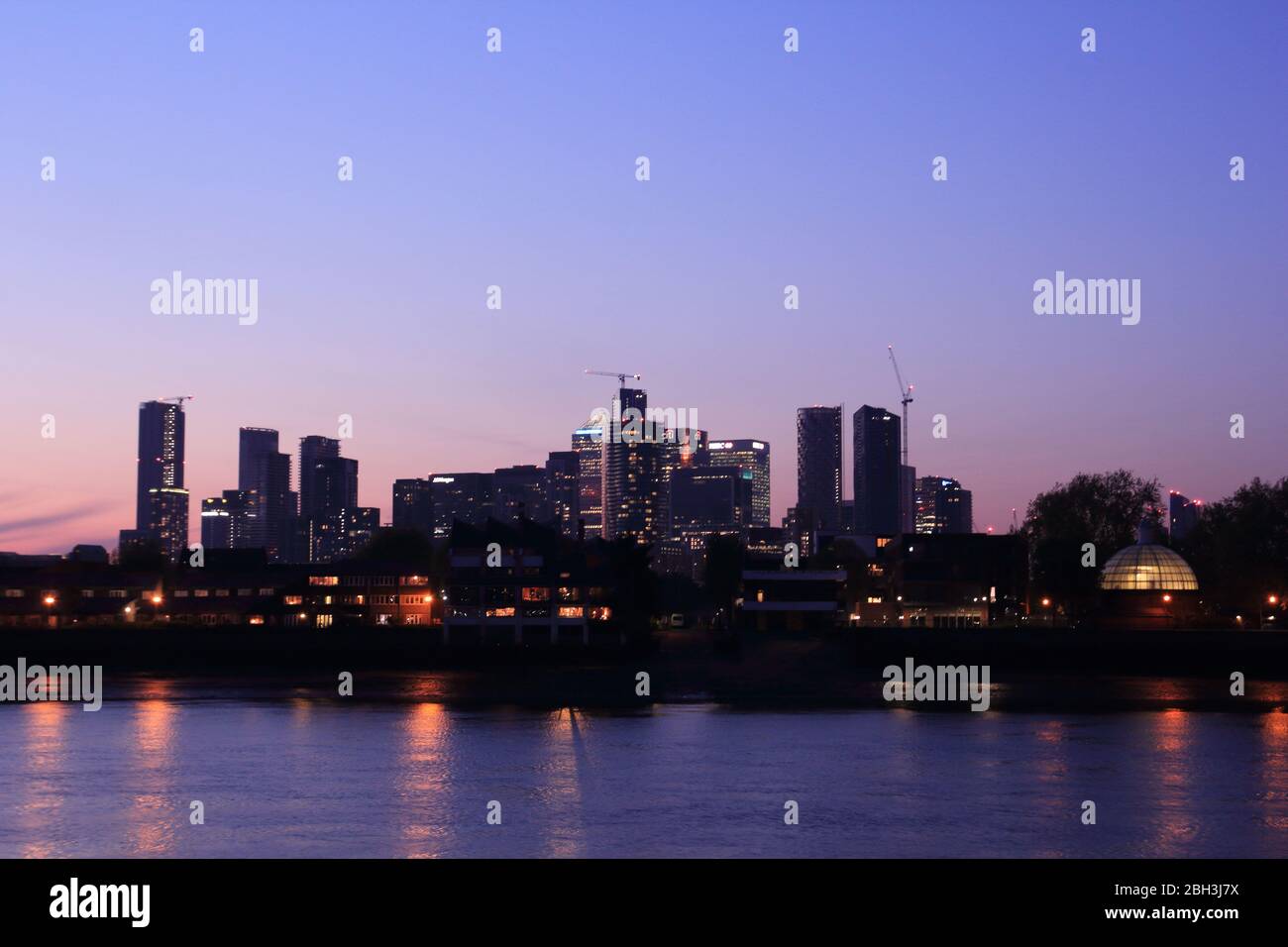 Lila Sonnenuntergang über Canary Wharf Stockfoto