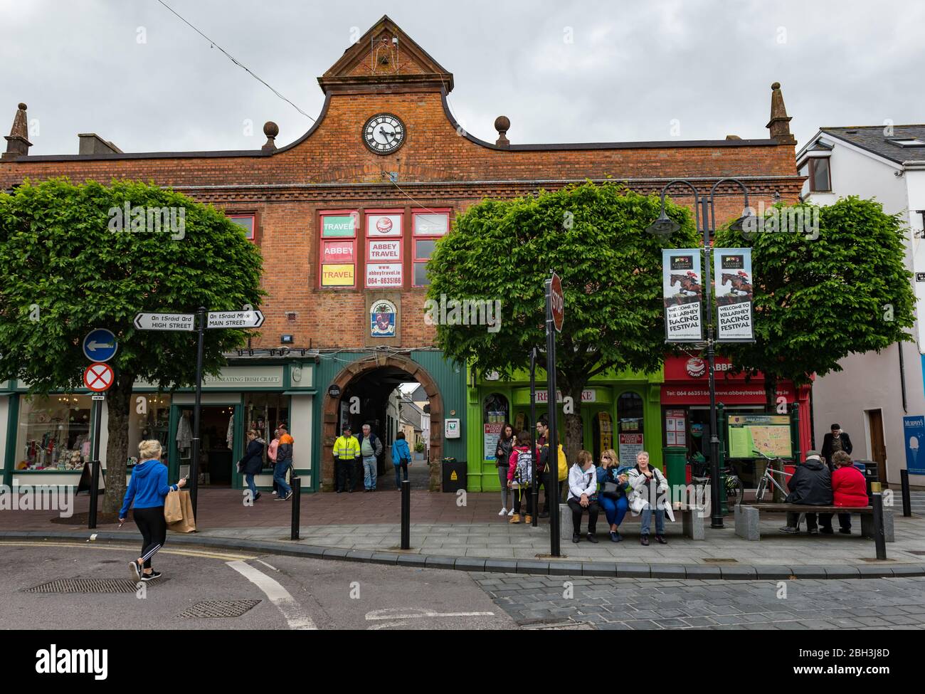 Killarney, Irland - 22. Mai 2017: Lebhafte Straßen im Zentrum von Killarney während der Frühjahrssaison. Stockfoto