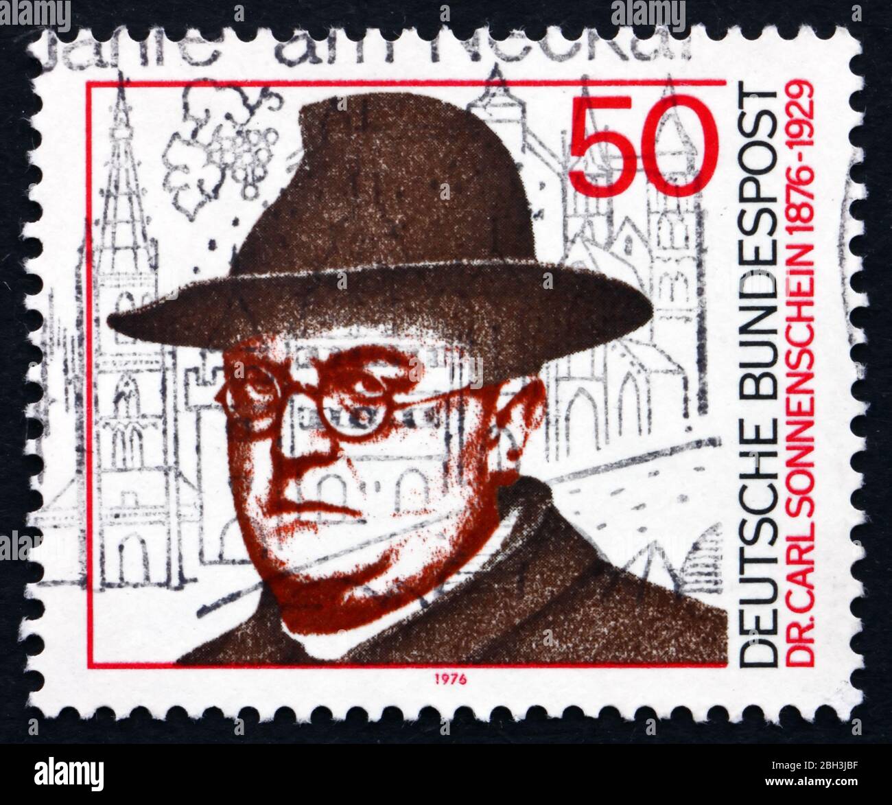 DEUTSCHLAND - UM 1976: Eine in Deutschland gedruckte Briefmarke zeigt Dr. Carl Sonnenschein, römisch-katholischer Geistlicher und Sozialreformer, um 1976 Stockfoto