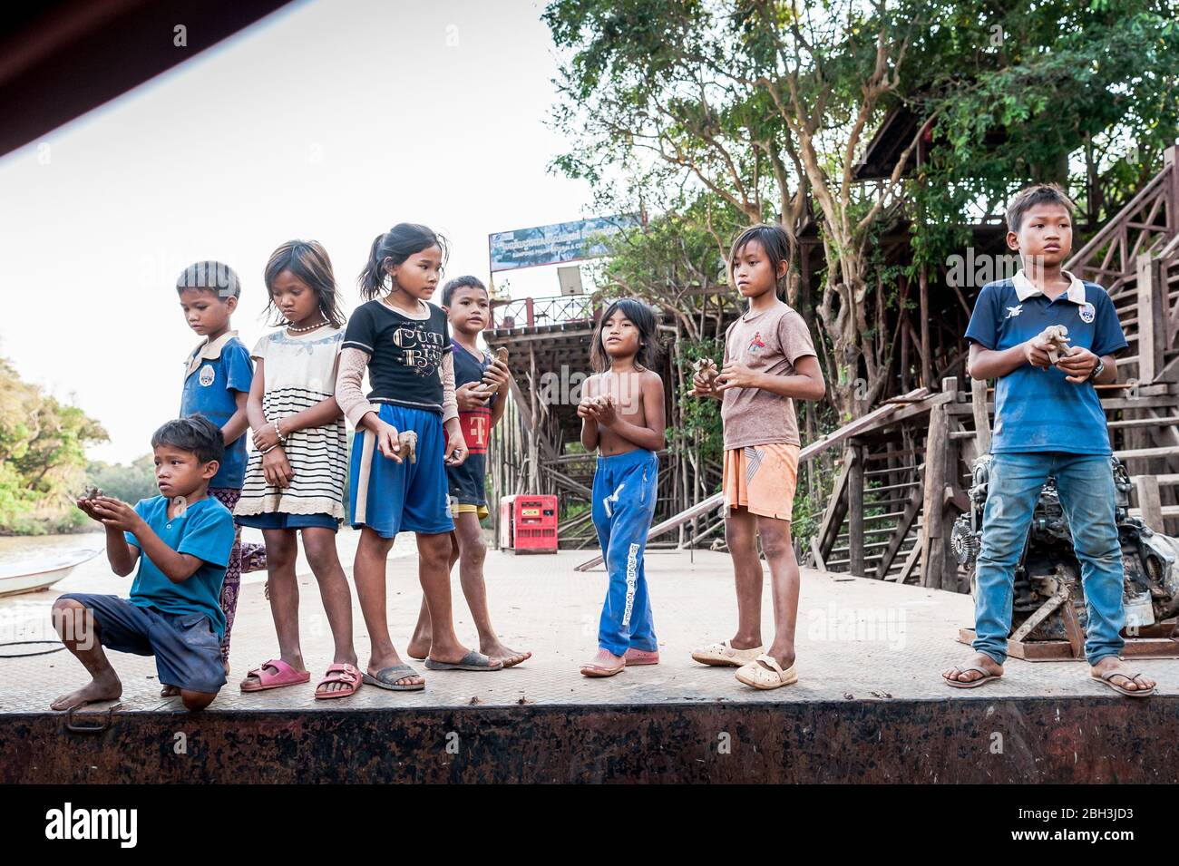 Einheimische Kinder versuchen, Tierschnitzereien an Touristen im schwimmenden Dorf in Tonle SAP, Kampong Phluk, Siem Reap Provinz, Kambodscha zu verkaufen. Stockfoto