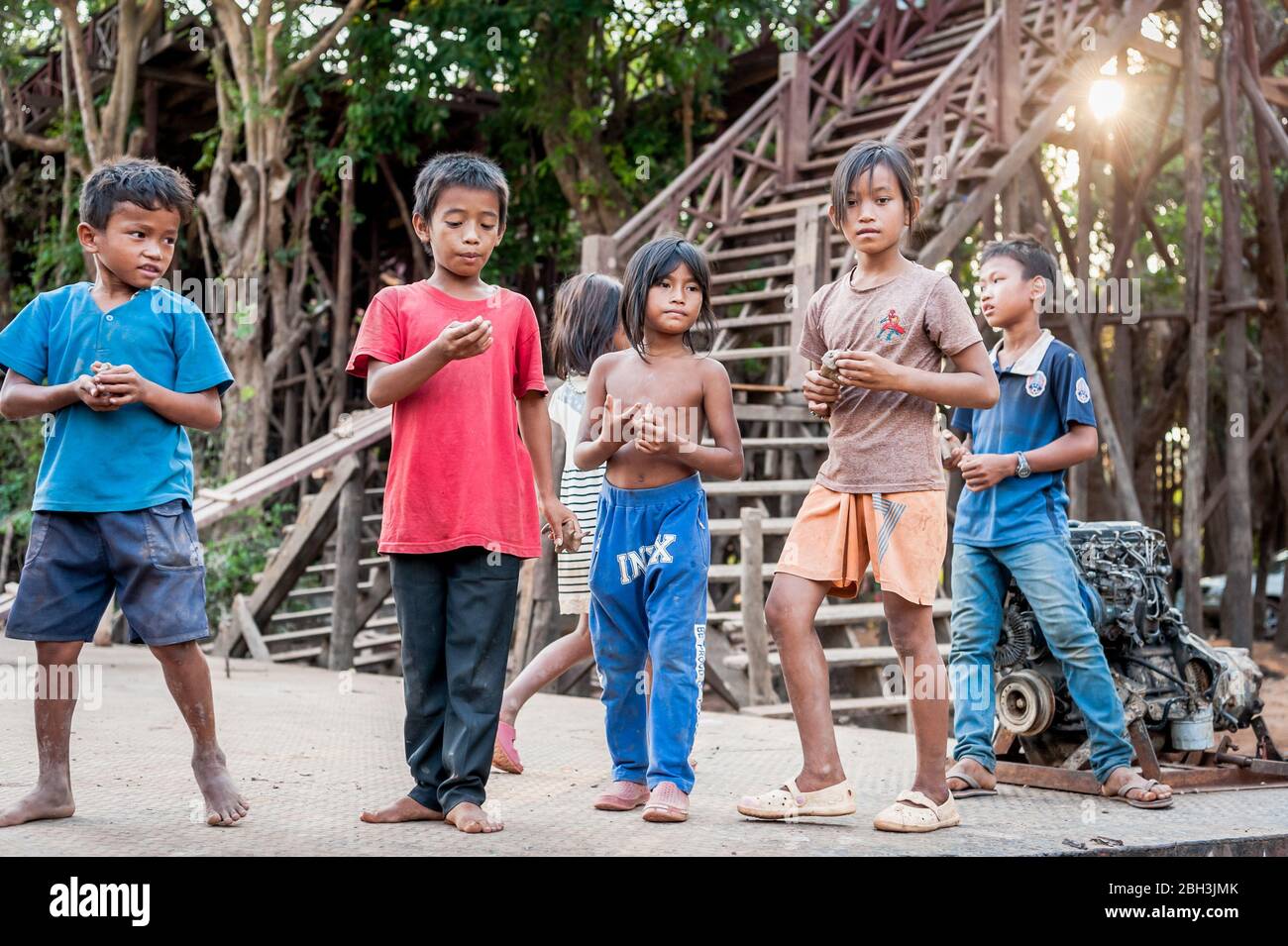 Einheimische Kinder versuchen, Tierschnitzereien an Touristen im schwimmenden Dorf in Tonle SAP, Kampong Phluk, Siem Reap Provinz, Kambodscha zu verkaufen. Stockfoto