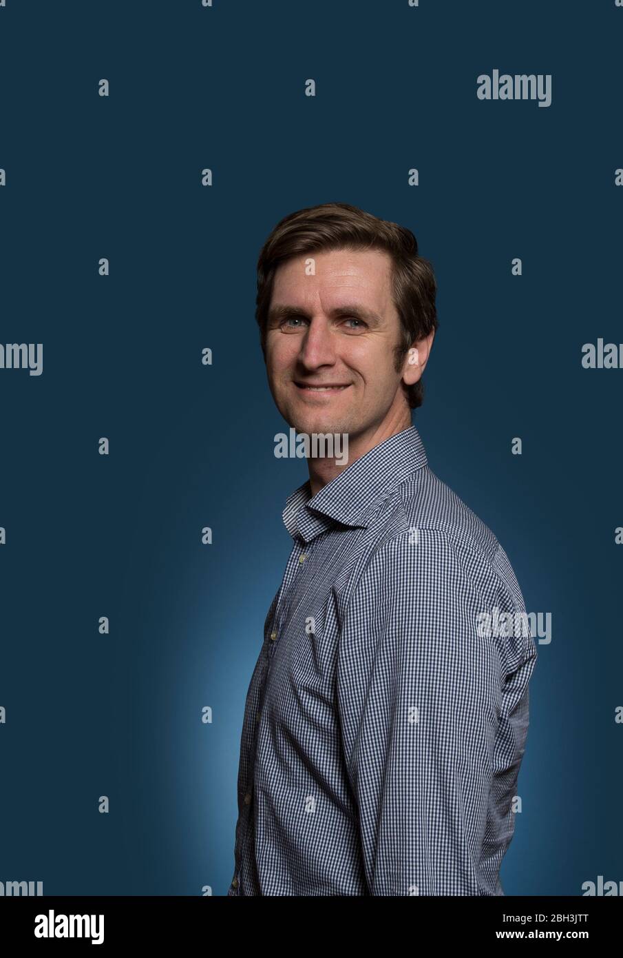 Lächelnder Mann mit Kopf in Richtung Kamera gedreht Stockfoto
