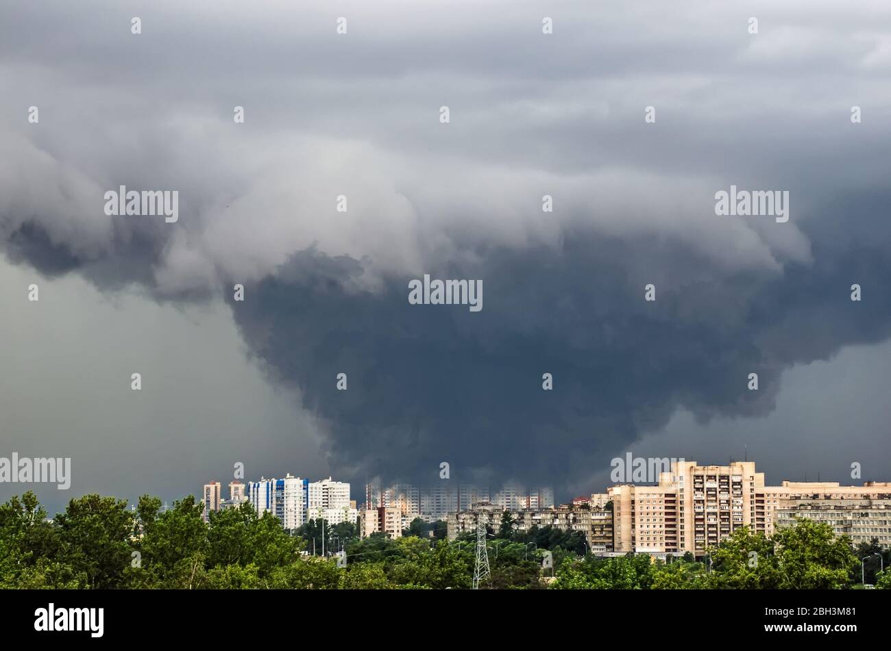 Riesige breite mächtige katastrophale Tornado in einer dicht besiedelten Stadt Macht auf einer Skala von F3, EF4-5 Stockfoto