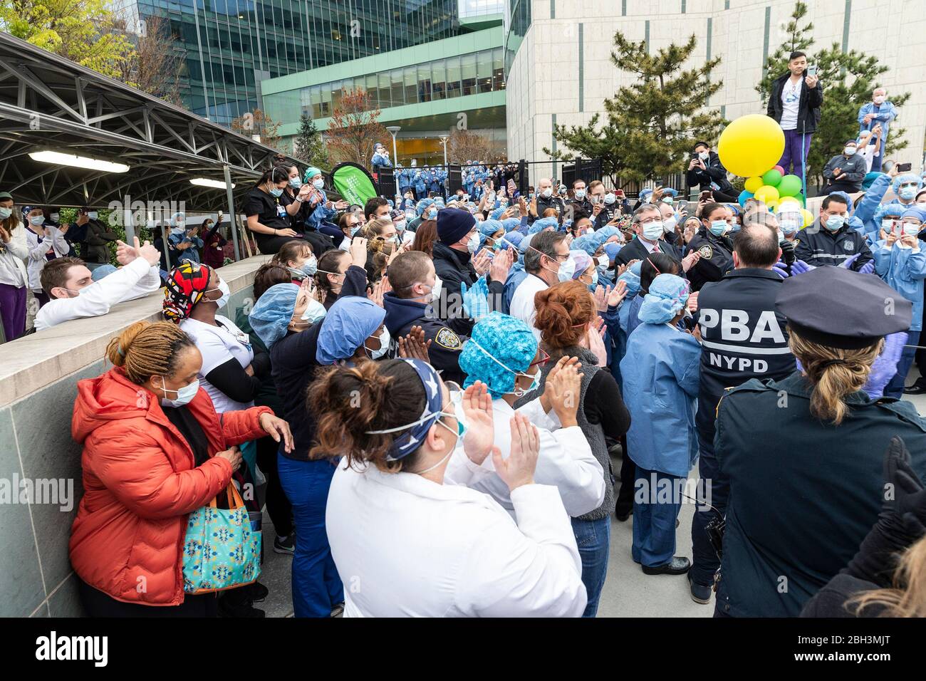 New Hyde Park, Usa. April 2020. Polizeibeamte, Krankenschwestern, Ärzte, medizinisches Personal besuchen NYC Police Benevolent Association dankt den Mitarbeitern von LIJMC. Patrick Lynch, Präsident der New Yorker Polizei-Wohltätigkeitsvereinigung, trifft sich mit Dutzenden von New Yorker Polizeibeamten, um LIJMC-Mitarbeitern für ihre heldenhafte Arbeit im Kampf gegen die COVID-Krise zu danken und den Mitarbeitern 750 individuell verpackte Sandwiches, Früchte und eine Flasche Wasser zu präsentieren. Quelle: Pacific Press Agency/Alamy Live News Stockfoto