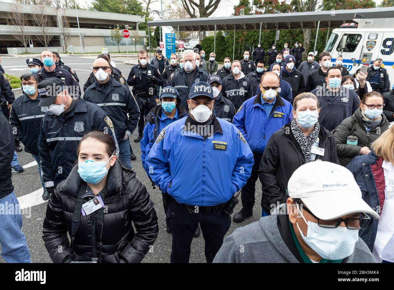 New Hyde Park, Usa. April 2020. Polizeibeamte, Krankenschwestern, Ärzte, medizinisches Personal besuchen NYC Police Benevolent Association dankt den Mitarbeitern von LIJMC. Patrick Lynch, Präsident der New Yorker Polizei-Wohltätigkeitsvereinigung, trifft sich mit Dutzenden von New Yorker Polizeibeamten, um LIJMC-Mitarbeitern für ihre heldenhafte Arbeit im Kampf gegen die COVID-Krise zu danken und den Mitarbeitern 750 individuell verpackte Sandwiches, Früchte und eine Flasche Wasser zu präsentieren. Quelle: Pacific Press Agency/Alamy Live News Stockfoto