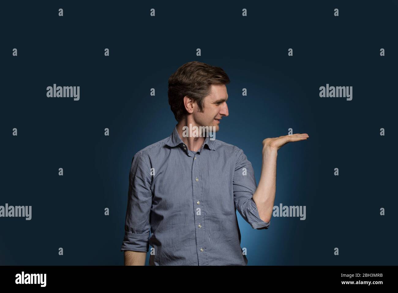 Mann, der auf die offene Handfläche schaut Stockfoto