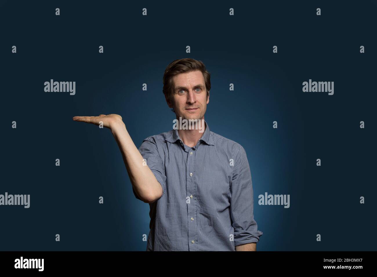 Mann Hält Handfläche Nach Oben Stockfoto