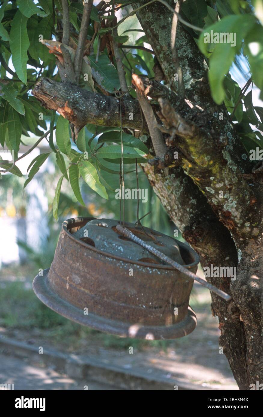 Altes LKW-Rad als Tempel gong bei einem Wat in Luang Prabang, Laos. Die Stadt Luang Prabang ist ein UNESCO-Weltkulturerbe. Stockfoto