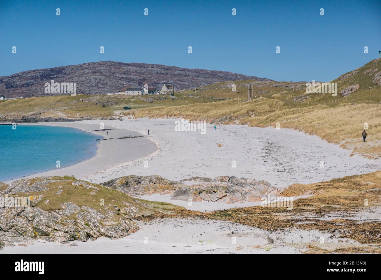 Soziale / körperliche Distanzierung am Strand, Isle of Eriskay, Äußere Hebriden, Western Isles, Schottland, Großbritannien Stockfoto