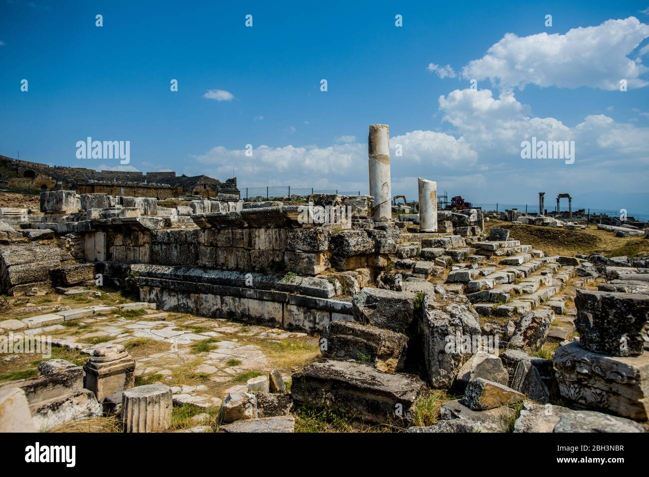 hierapolis, das antike Theater und die ganze Welt der antiken Welt, Steine und Himmel Stockfoto