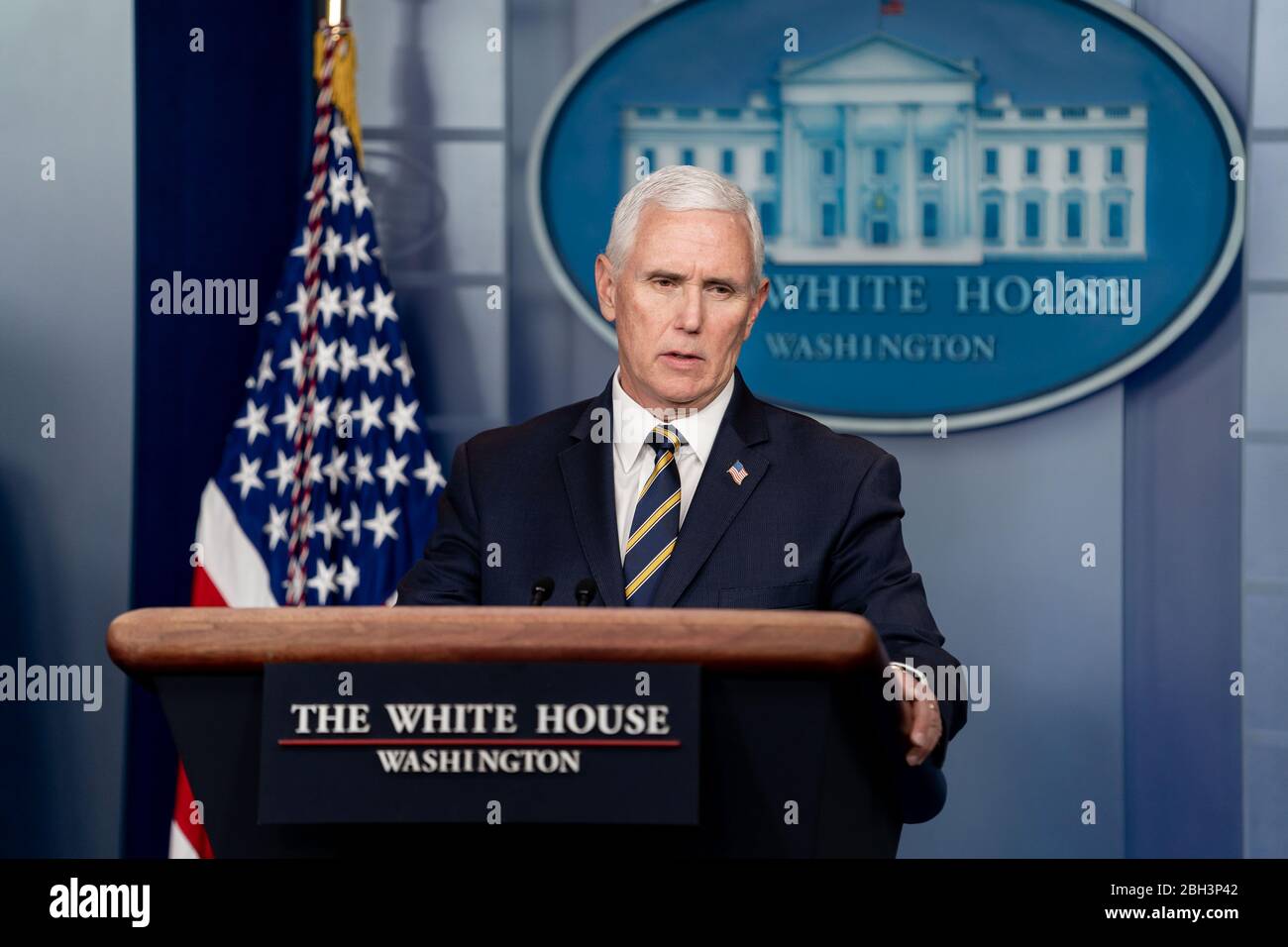 Washington, Vereinigte Staaten Von Amerika. April 2020. Washington, Vereinigte Staaten von Amerika. 22 April 2020. US-Vizepräsident Mike Pence beantwortet eine Frage der Reporter während der täglichen Pressekonferenz mit dem Coronavirus im Briefing Room des Weißen Hauses am 22. April 2020 in Washington, DC. Kredit: D. Myles Cullen/White House Foto/Alamy Live News Stockfoto