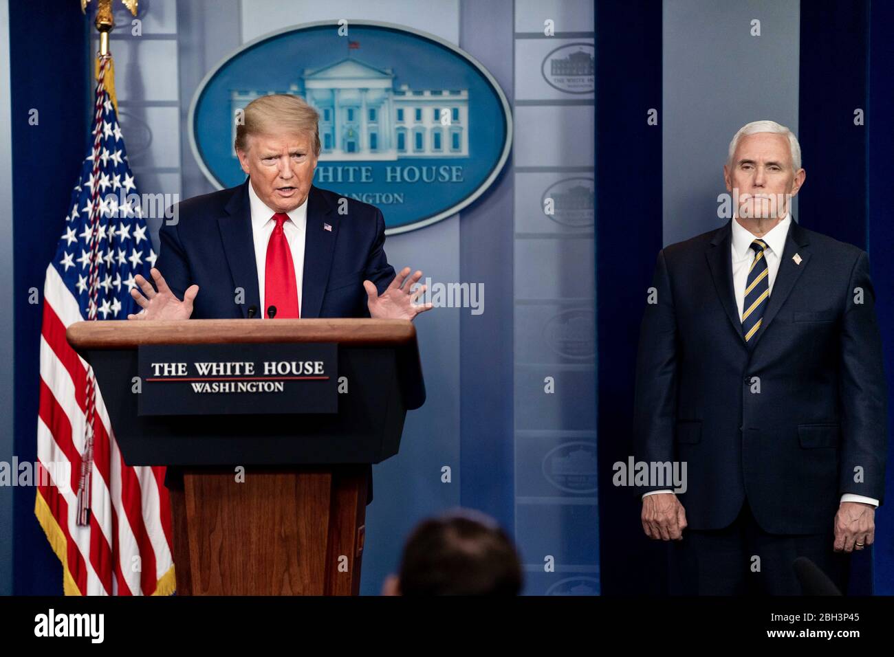 Washington, Vereinigte Staaten Von Amerika. April 2020. Washington, Vereinigte Staaten von Amerika. 22 April 2020. US-Präsident Donald Trump antwortet auf eine Reporterfrage während einer Coronavirus-Update-Briefing im Briefing Room des Weißen Hauses 22. April 2020 in Washington, DC. Kredit: D. Myles Cullen/White House Foto/Alamy Live News Stockfoto