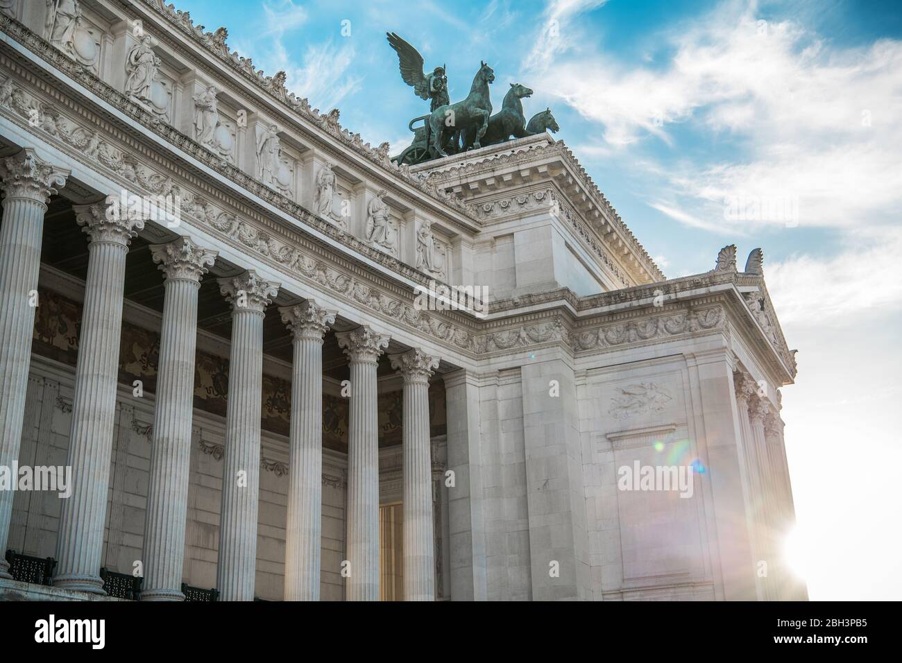Victor Emmanuel II Nationaldenkmal mit Skulpturen von Streitwagen auf dem Dach. Stockfoto