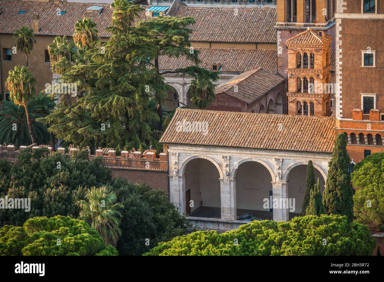 Entfernung Blick Auf Historische Römische Backsteingebäude Umgeben Von Bäumen. Stockfoto