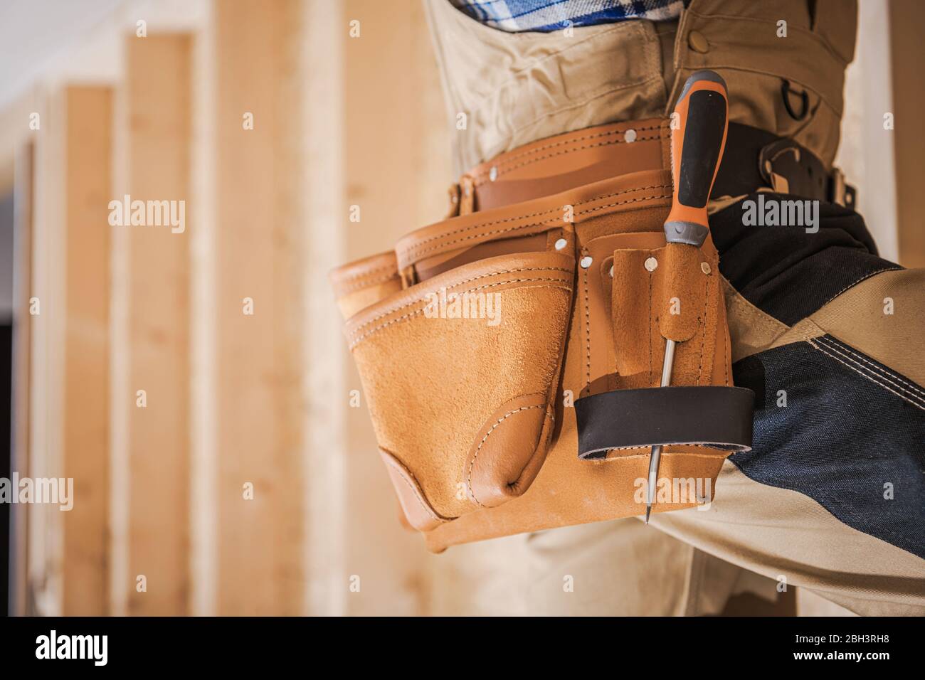 Nahaufnahme Von Malerschnitzer Auf Leiter Und Leder Werkzeuggürtel. Stockfoto