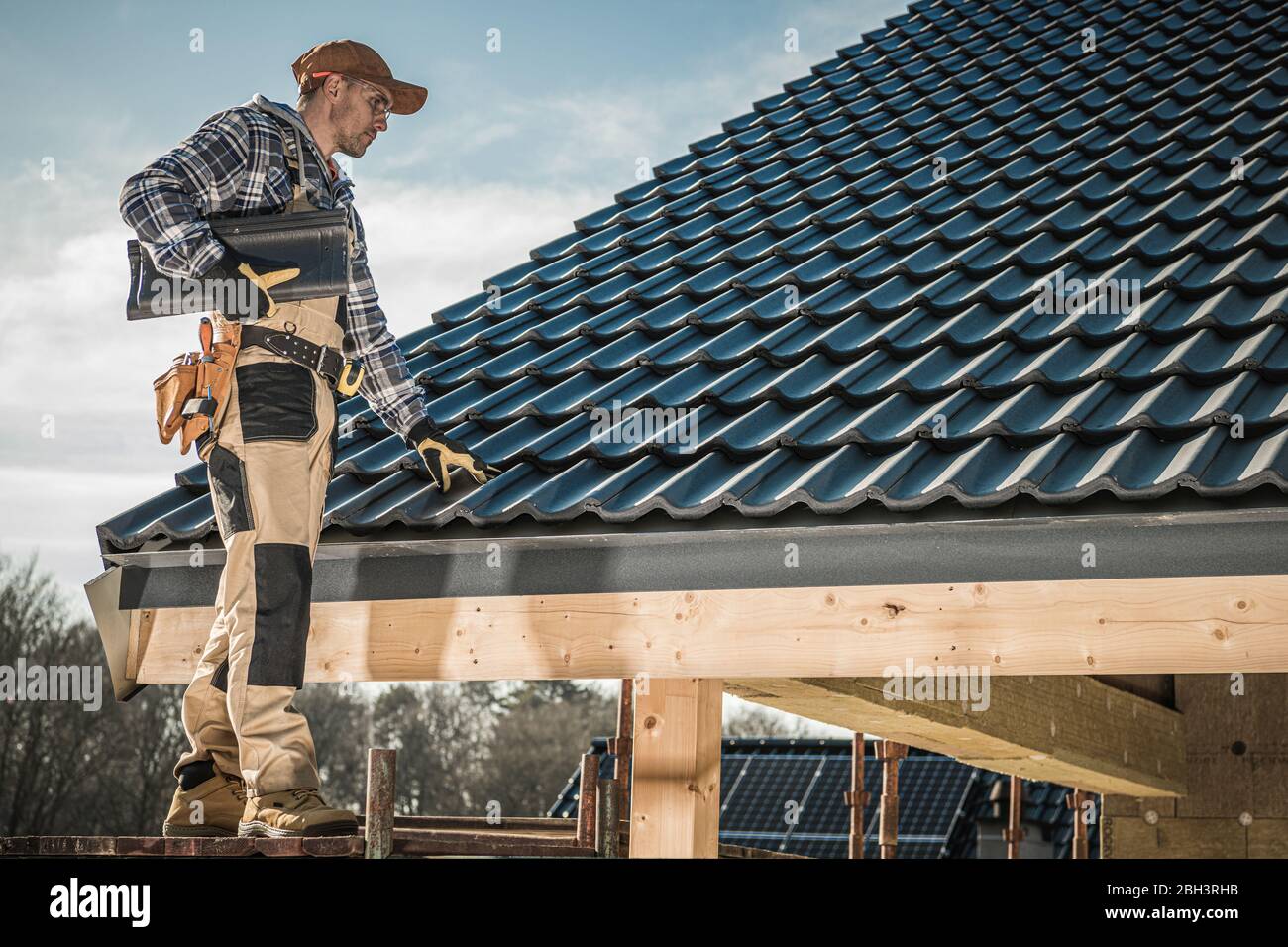 Roofing Vorbereitung Asphaltschindeln Installation auf Haus Bau Holzdach  mit Bitumen Spray und Schutz Seil, Sicherheit Kit. Roofing constru  Stockfotografie - Alamy