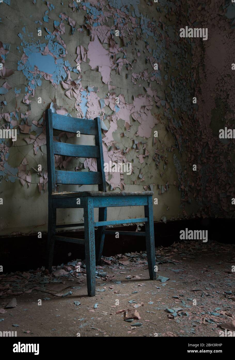 Alter blauer Holzstuhl in einem verlassenen Krankenhaus Stockfoto