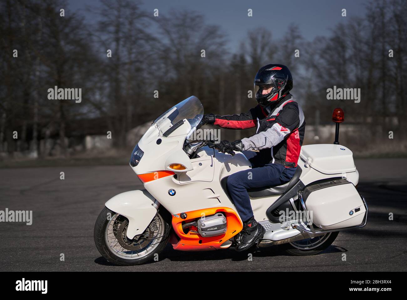 Junger Mann Reiten große Fahrrad Motorrad schiefen Kurve auf Asphalt Autobahnen Straße. Stockfoto