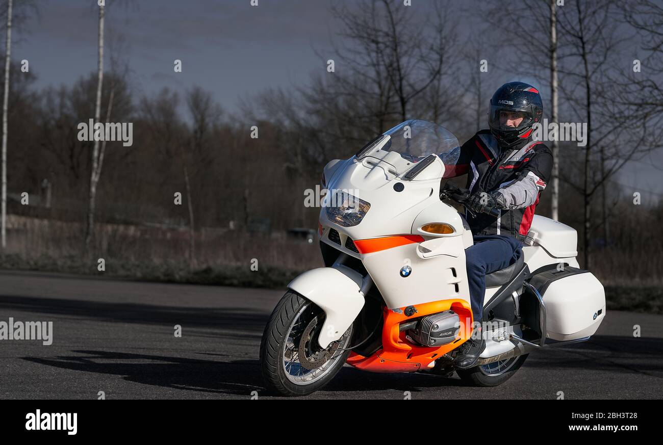 Junger Mann Reiten große Fahrrad Motorrad schiefen Kurve auf Asphalt Autobahnen Straße. Stockfoto