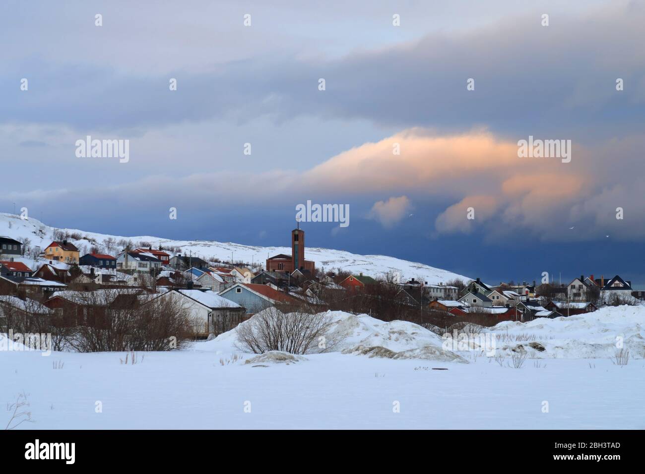 Das arktische norwegische Fischerdorf Båtsfjord auf der Varanger-Halbinsel sah im späten Winter, als sich ein Schneesturm nähert Stockfoto