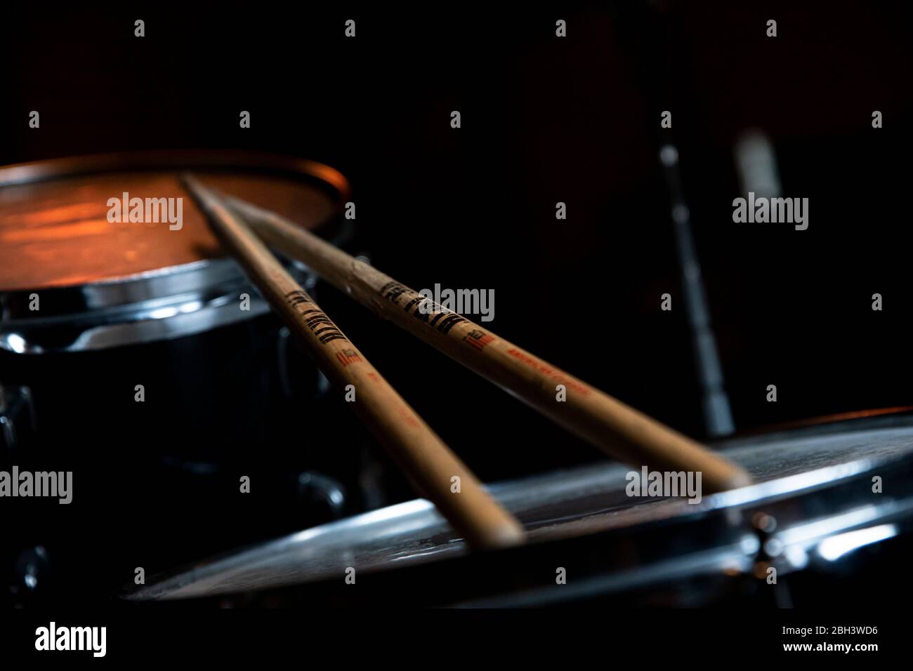 Belgrad, Serbien - Mittwoch, ‎April ‎15, ‎2020: Gebrauchte Vic Firth  Drumsticks, die im Musikstudio auf den Drums ruht. Illustratives  redaktionelles Bild Stockfotografie - Alamy