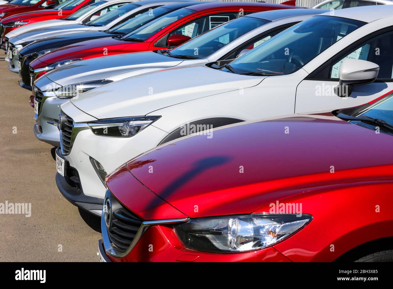 Gebrauchte mazda Autos zum Verkauf in einer Garage Vorplatz, Ayr, Schottland Stockfoto