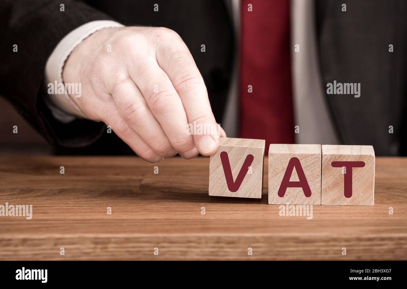 Mehrwertsteuer oder Mehrwertsteuerkonzept mit einem Buchhalter oder Geschäftsmann erstellen das Wort Mehrwertsteuer aus Buchstaben mit Kopierraum Stockfoto