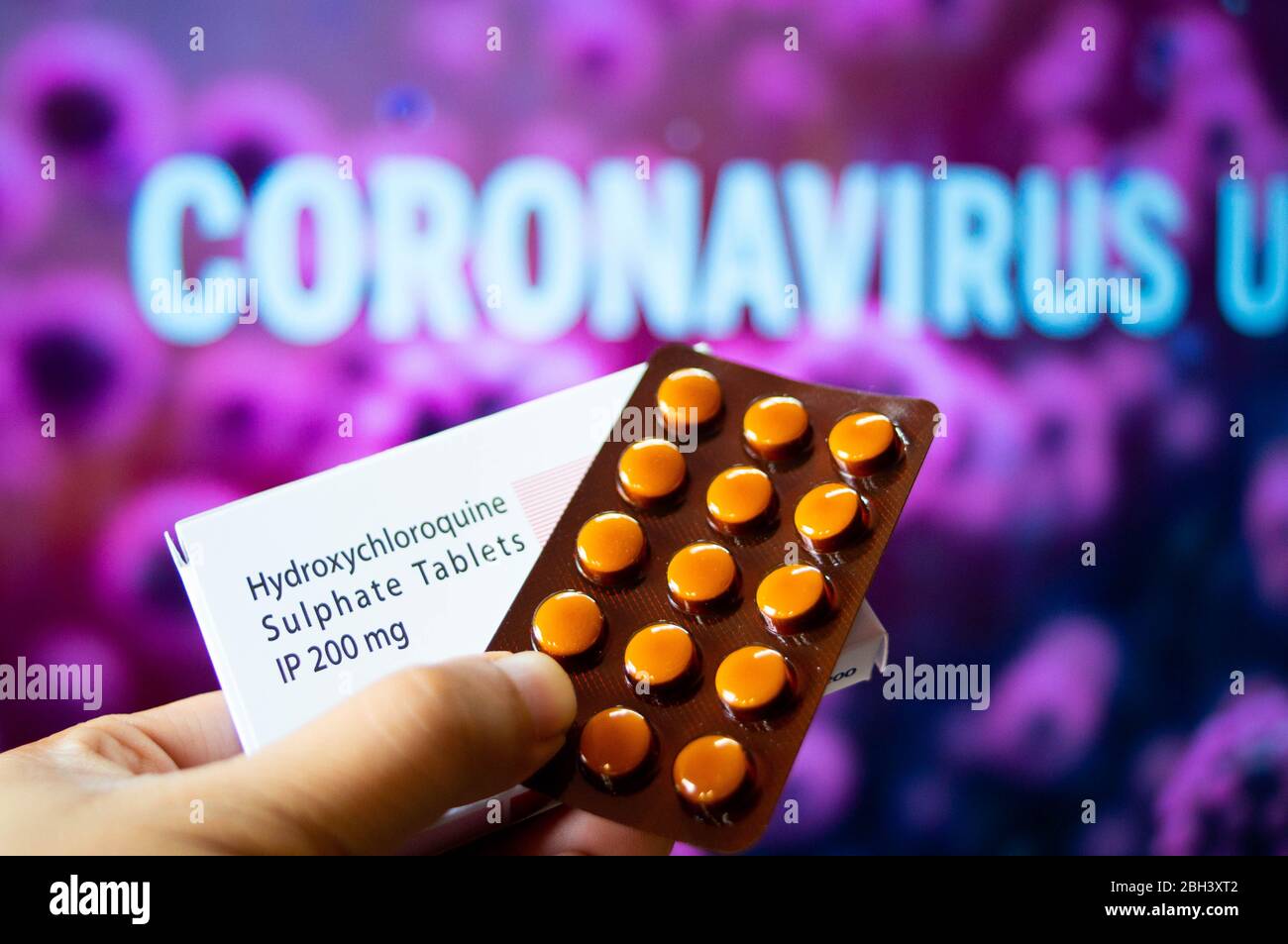 Hydroxychloroquin Sulfat Tabletten mit Coronavirus im Hintergrund geschrieben Stockfoto