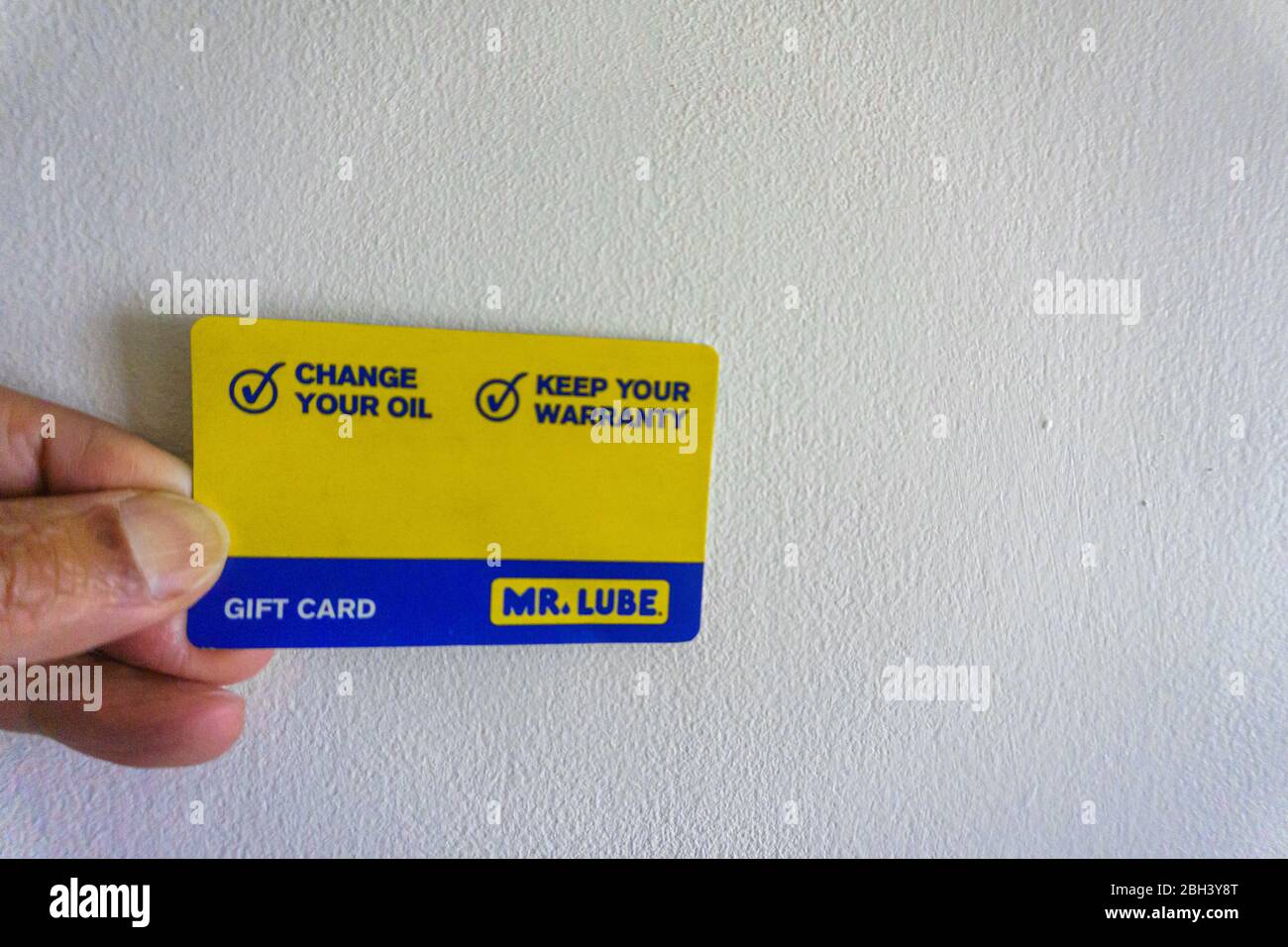 Toronto, Kanada, März 2020 - Male Hand hält einen Geschenkgutschein von Mr.Lube, einem kanadischen Automobilwartungsunternehmen Stockfoto