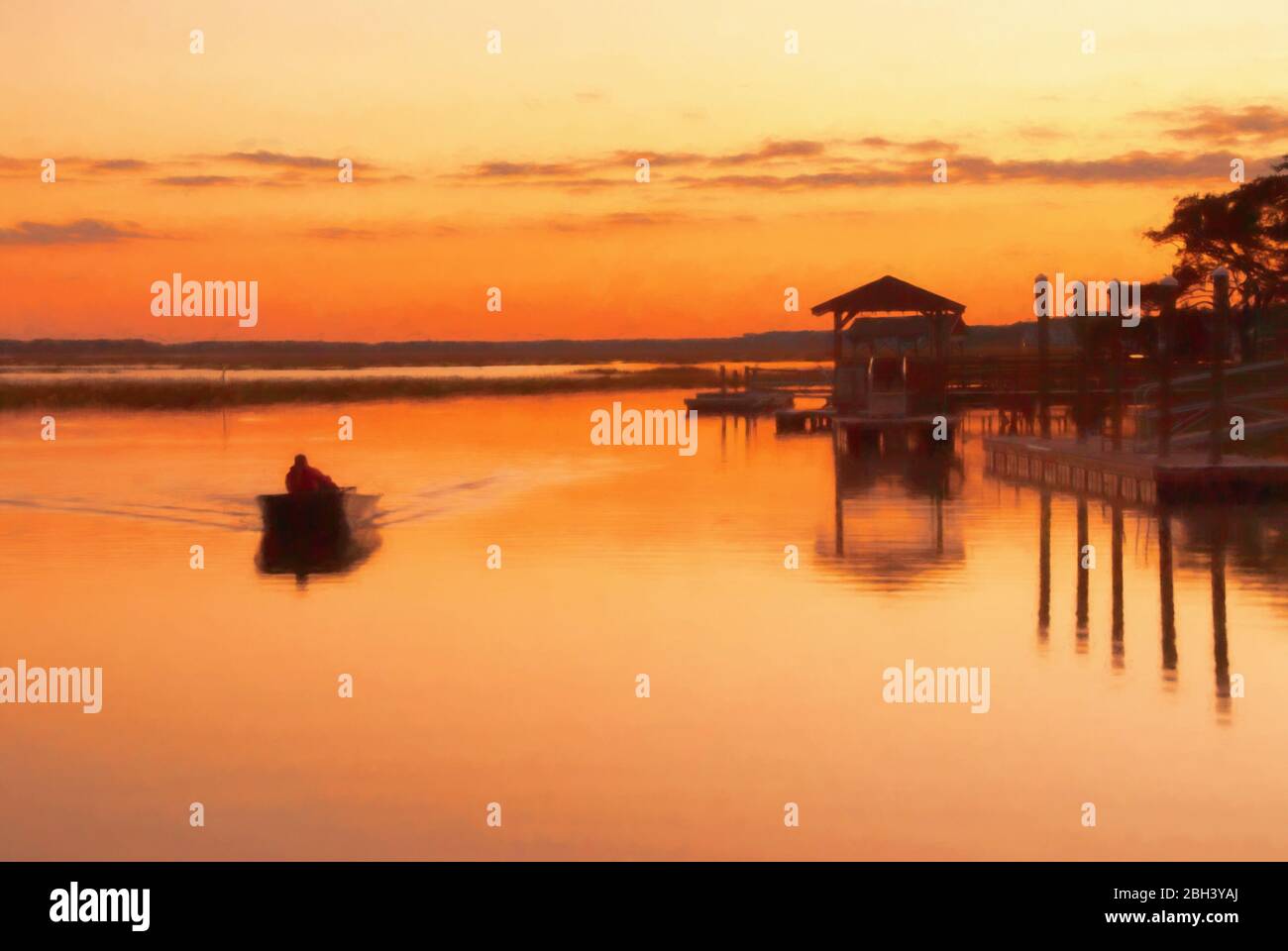 Ein Mann ist in einem Boot während Sonnenuntergang in der Nähe eines Anlegekais in Murrells Inlet South Carolina angeln. Das ist computergenerierte Kunst Stockfoto