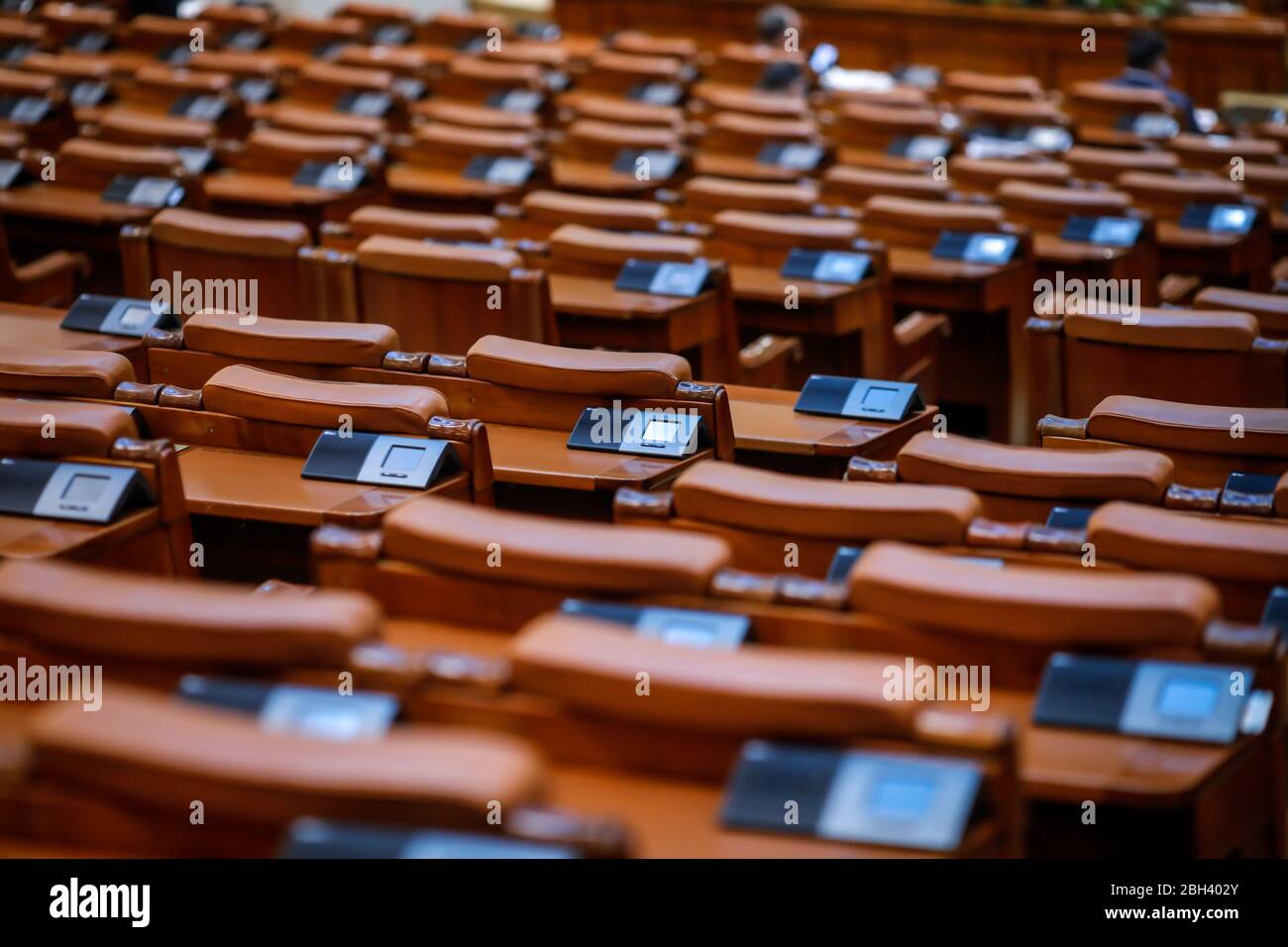Bukarest, Rumänien - 23. April 2020: Leere Sitze und sehr wenige Abgeordnete in einem Treffen der Abgeordnetenkammer des rumänischen Parlaments während der Blockade des Covid-19. Stockfoto