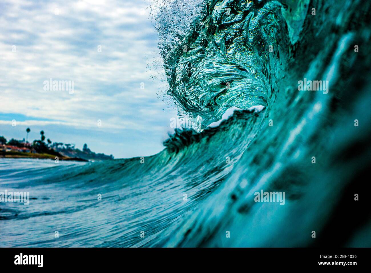 Eine Welle bricht an einem Riff in San Diego Stockfoto