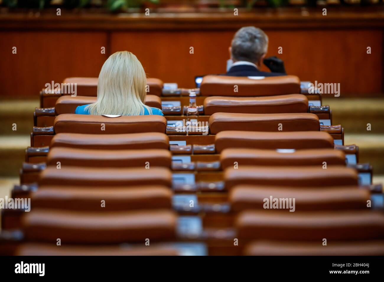 Bukarest, Rumänien - 23. April 2020: Leere Sitze und sehr wenige Abgeordnete in einem Treffen der Abgeordnetenkammer des rumänischen Parlaments während der Blockade des Covid-19. Stockfoto