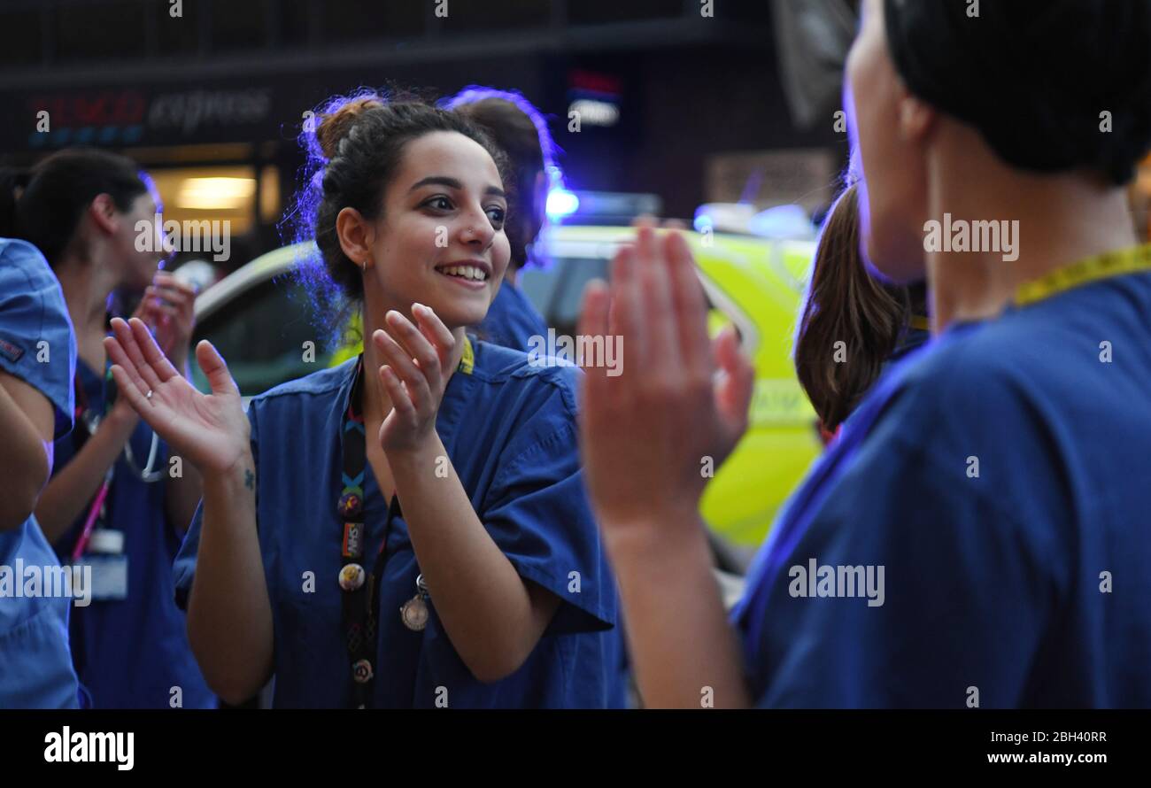 Mitarbeiter außerhalb des Chelsea and Westminster Hospital in London applaudieren den lokalen Helden während der landesweiten Initiative "Clap for Carers" am Donnerstag, um NHS-Mitarbeiter und Betreuer zu würdigen und zu unterstützen, die gegen die Coronavirus-Pandemie kämpfen. Stockfoto