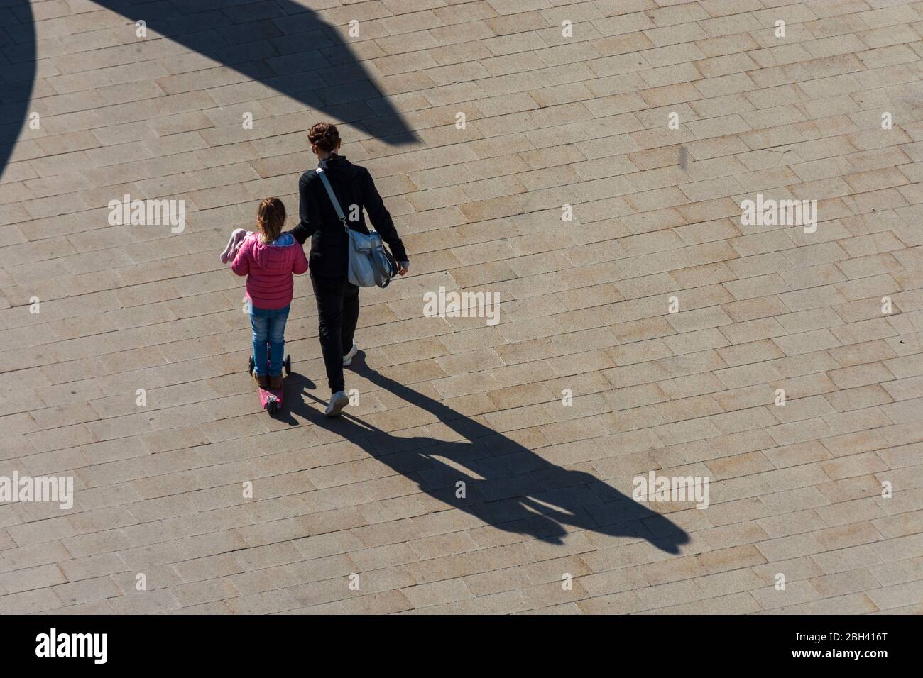 Wien, Wien: Frau, die mit Kind geht, langer Schatten, in , Wien, Österreich Stockfoto