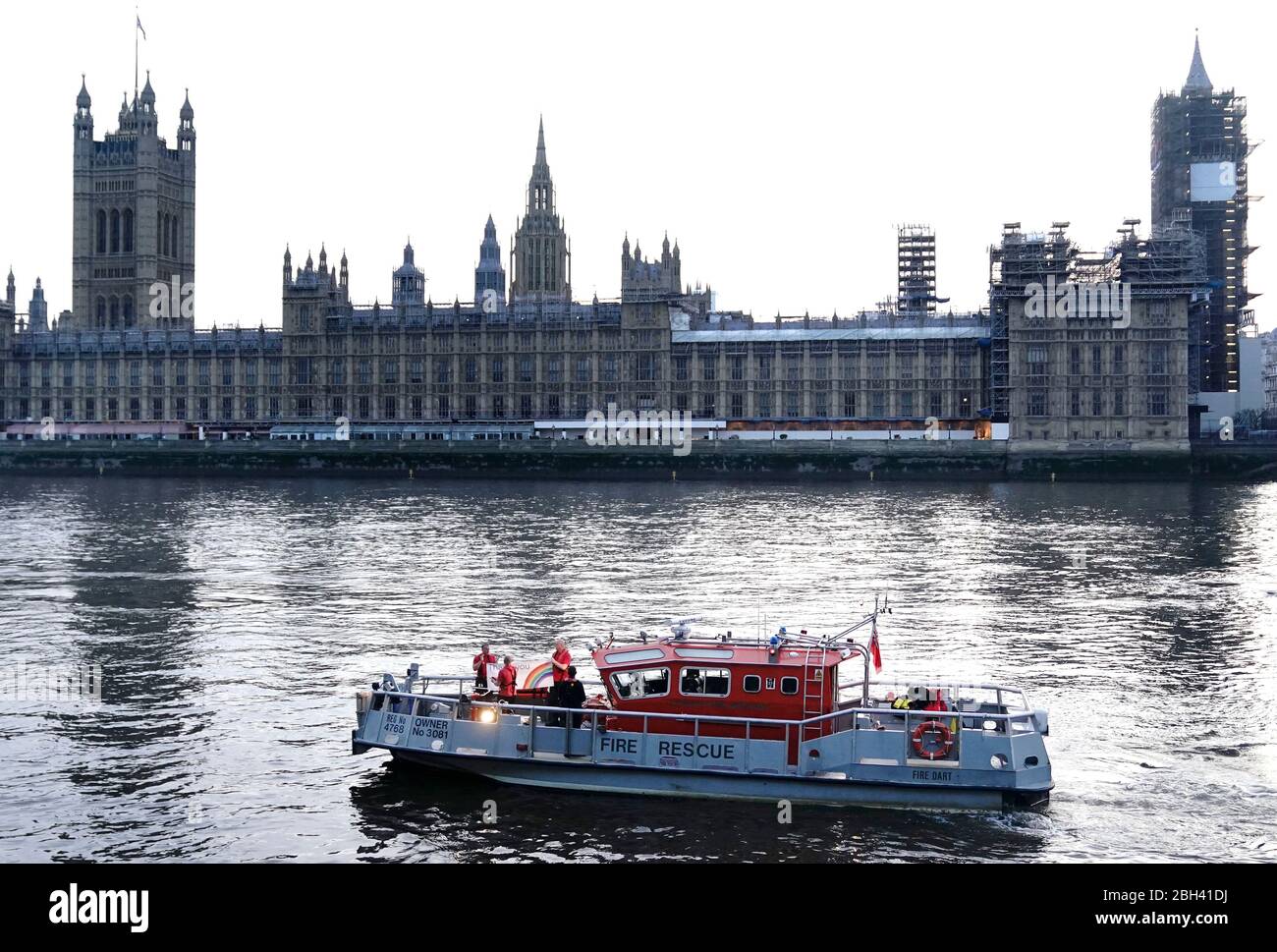 Ein Feuerwehrboot der Londoner Feuerwehr fährt am St Thomas' Hospital in London vorbei, um lokale Helden während der landesweiten Initiative "Clap for Carers" am Donnerstag zu begrüßen, die NHS-Arbeiter und Pfleger bei der Bekämpfung der Coronavirus-Pandemie anerkennt und unterstützt. Stockfoto