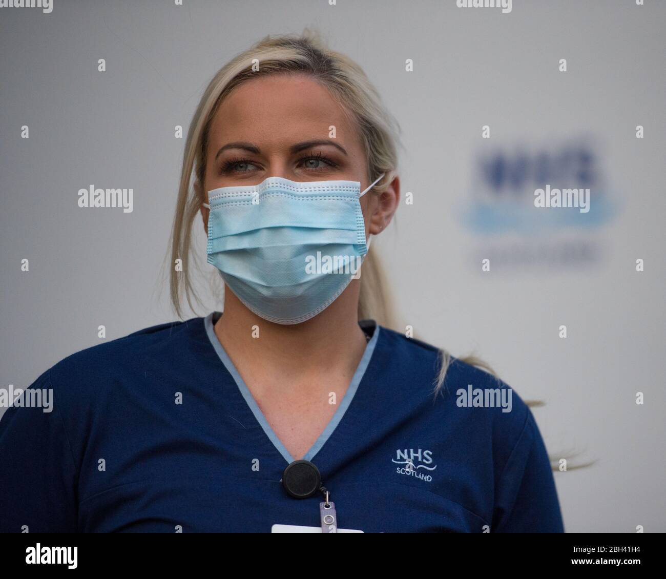 Glasgow, Großbritannien. April 2020. Im Bild: NHS-Mitarbeiter und Nothelfer zeigen ihre Wertschätzung während der Kampagne "Clap for our carers" - eine wöchentliche Hommage an NHS und Schlüsselarbeiter während des Ausbruch des Coronavirus (COVID-19). Die Öffentlichkeit wird ermutigt, jeden Donnerstag um 20 Uhr NHS-Mitarbeiter und andere wichtige Arbeitnehmer aus ihren Häusern zu begrüßen. Bis heute hat die Coronavirus (COVID-19) Pandemie weltweit über 2.6 Millionen Menschen infiziert, und in Großbritannien 138,078 infiziert und 18,738 getötet. Quelle: Colin Fisher/Alamy Live News Stockfoto