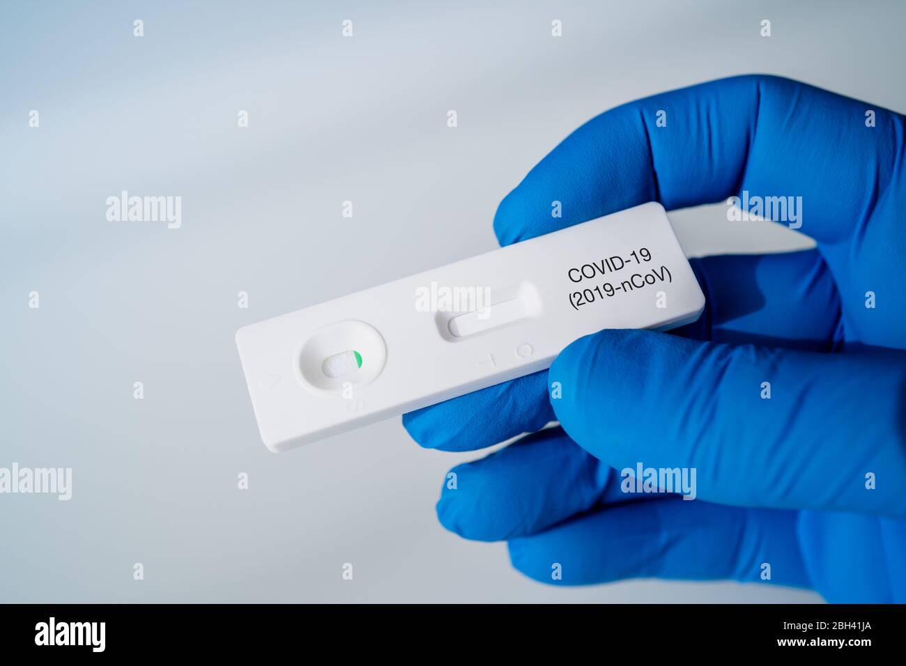 Testkit für Viruserkrankungen COVID-19 2019-nCoV. Test des Laborkarten-Kits für den Coronavirus SARS-CoV-2-Virus. Schnelltest COVID-19. Stockfoto