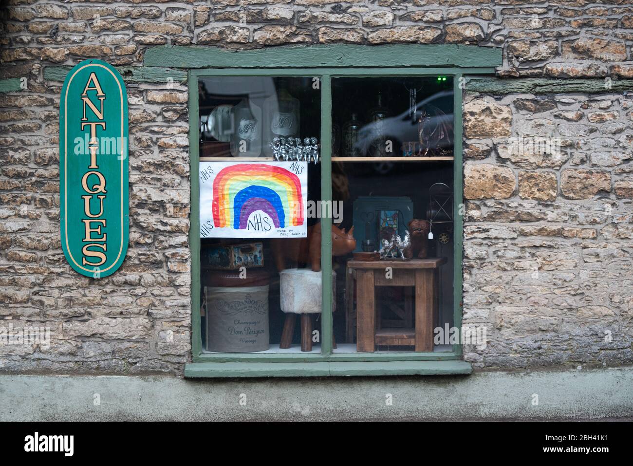 23. April, Bicester, Oxfordshire, Großbritannien . In den Geschäften im Stadtzentrum von Bicester sind Bilder von Regenbögen ausgestellt, die in dunklen Zeiten ein Symbol der Hoffnung sind und Dankbarkeit und Dank an die Mitarbeiter des NHS und alle wichtigen Arbeiter für ihre Dienste während der Coronavirus-Pandemie darstellen. Credit Bridget Catterall/Alamy Live News Stockfoto